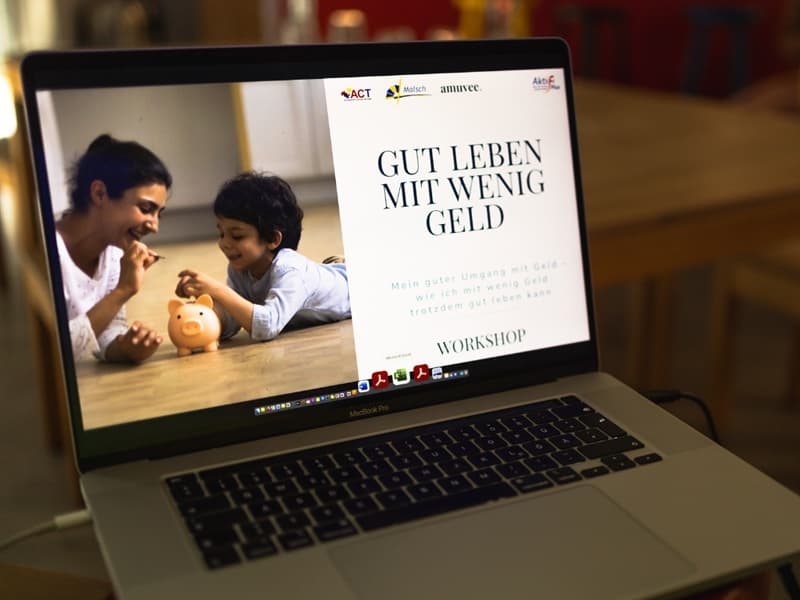 Geöffneter Laptop mit der Präsentation „Gut leben mit wenig Geld“